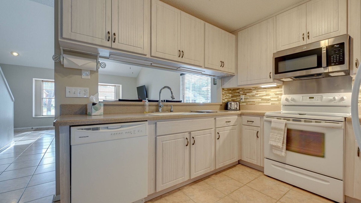 Lake Magdalene House | Tampa Townhome w/Lake Access & Workspace!