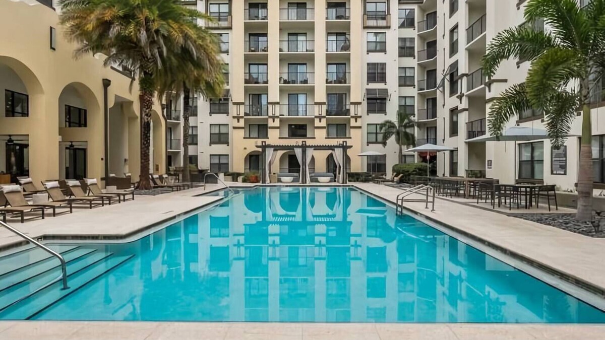 Carver City - Lincoln Gardens Apartment | Tampa Tropical-Heated Saltwater Pool-10 Min to TPA