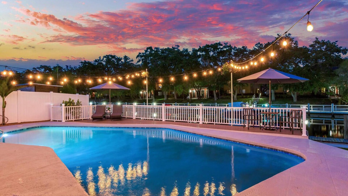 Tampa Shores House | Tampa Villa w Private Dock Luxury Heated POOL & Hot tub