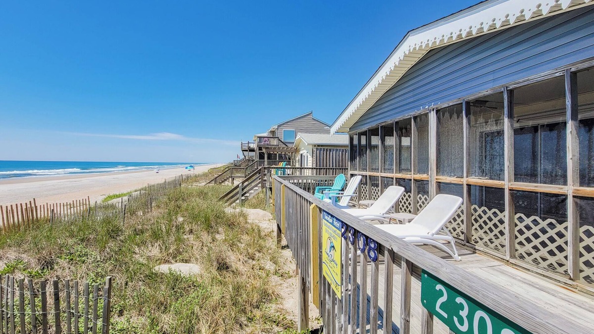 Surf City House | Tan-N-Sand - Stylish Oceanfront Beach Cottage!