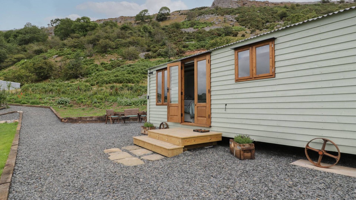Acrefair Cottage | TAN Y CASTELL SHEPHERDS HUT, romantic, with a garden in Llangollen