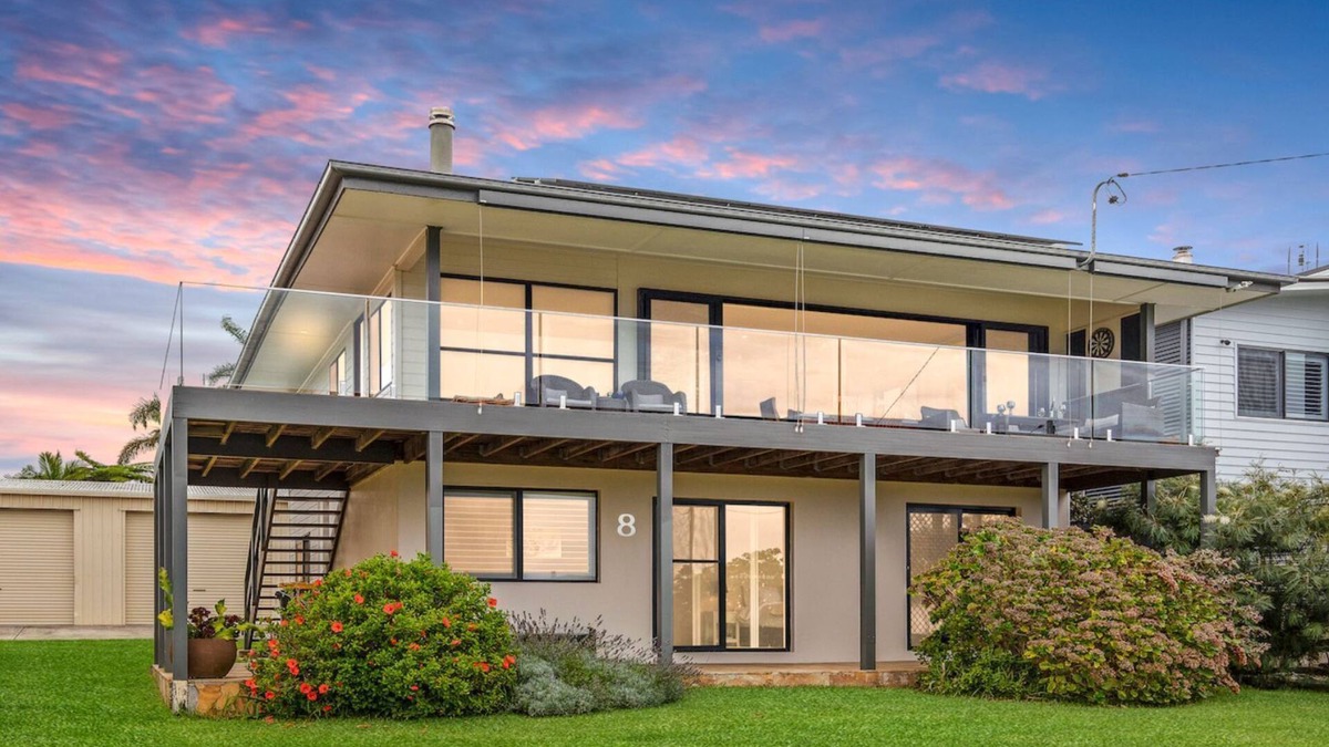 Currarong House | Tanapaser – spacious centrally located home with fireplace