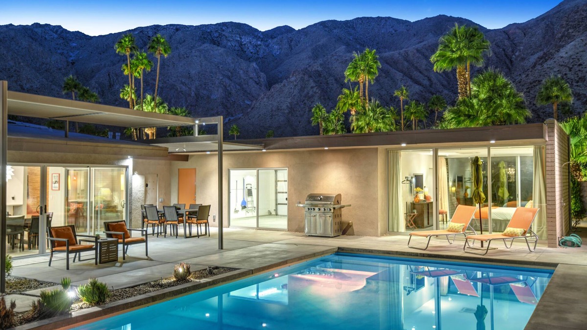 Vista Las Palmas House | Tangerine Twist - Stunning 5 Bedroom in the Upscale Las Palmas Area.