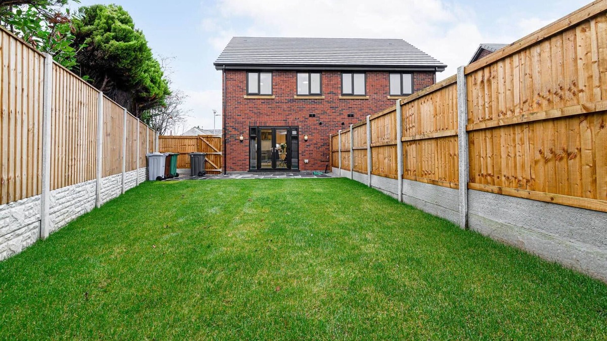 Freckleton House | Tannery Place | 3 Bedrooms Parking Wi-Fi Garden