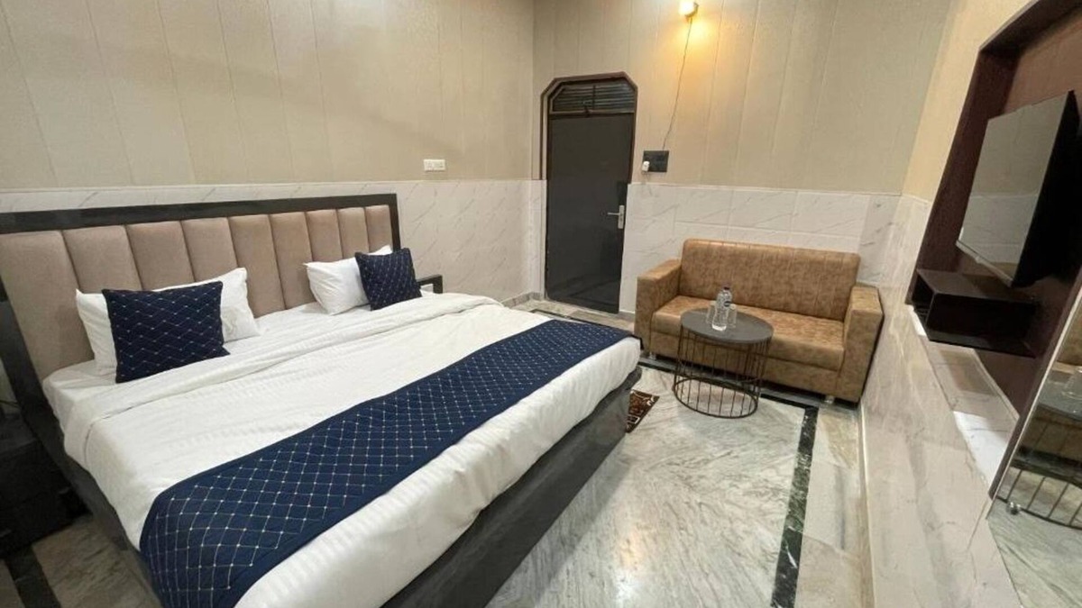 Agra Apartment | Taran Bliss Home stay : Deluxe Double Room (2 Adults + 1 Child)