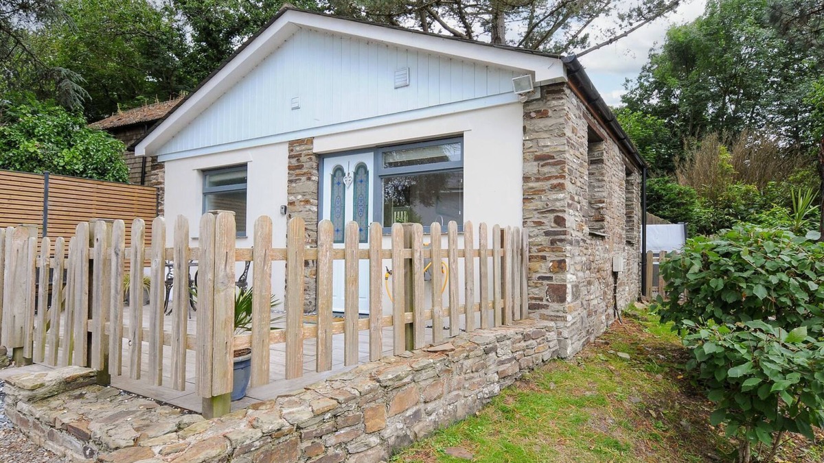 Littleham Cottage | TARKA VIEW, pet friendly, with hot tub in Bideford