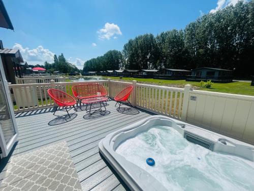 Allerthorpe House | Tarn Lodge with Hot Tub