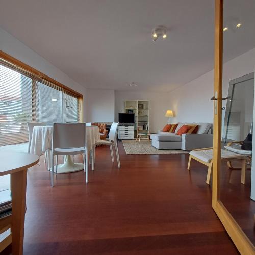 Leixões Apartment | Tasteful Beach Getaway with Private Terrace