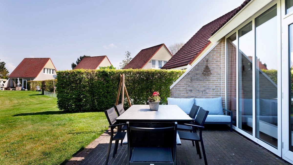 Vlagtwedde House | Tasteful holiday home in Groningen with jetty