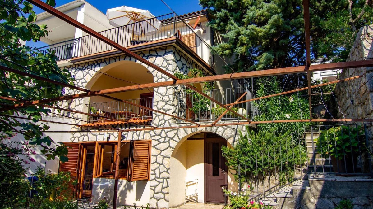 Kornic Apartment | Tasteful vacation apartment near the sea