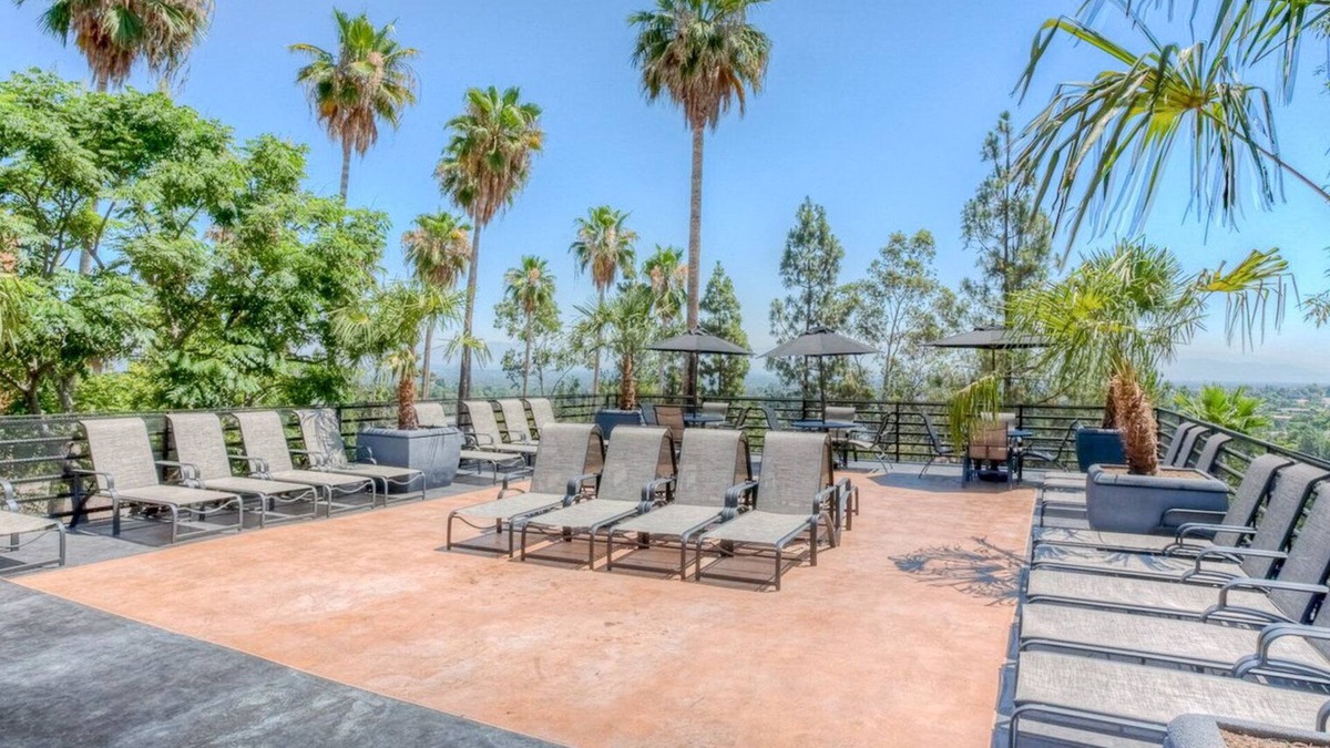 Woodland Hills Apartment | Tasteful Woodland Hills 1BR w/Gym, W/D & Pool, near 101, by Blueground
