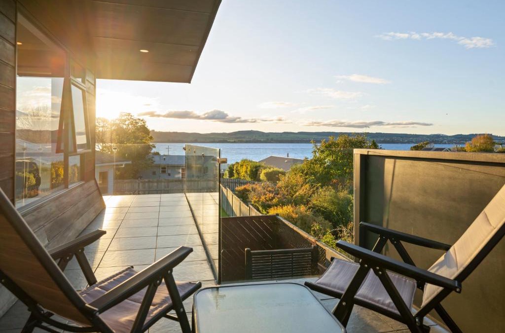 Rainbow Point House | Taupo Escape - Rainbow Point Holiday Home