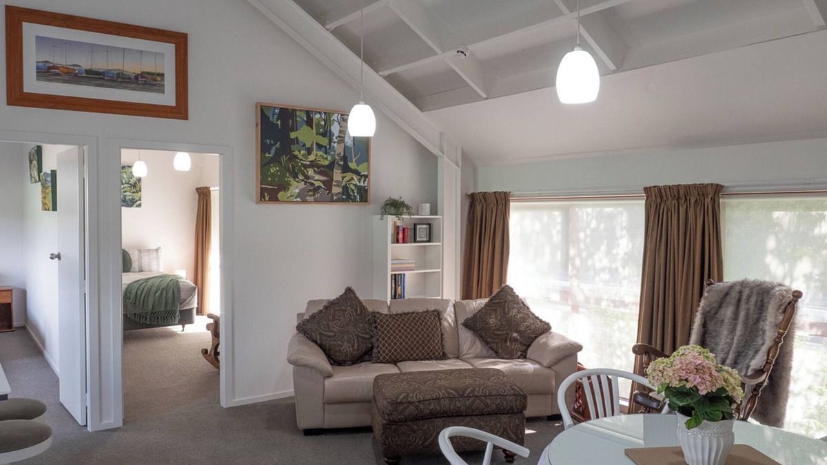 Tawa House | Tawa Retreat - Wellington Holiday Home