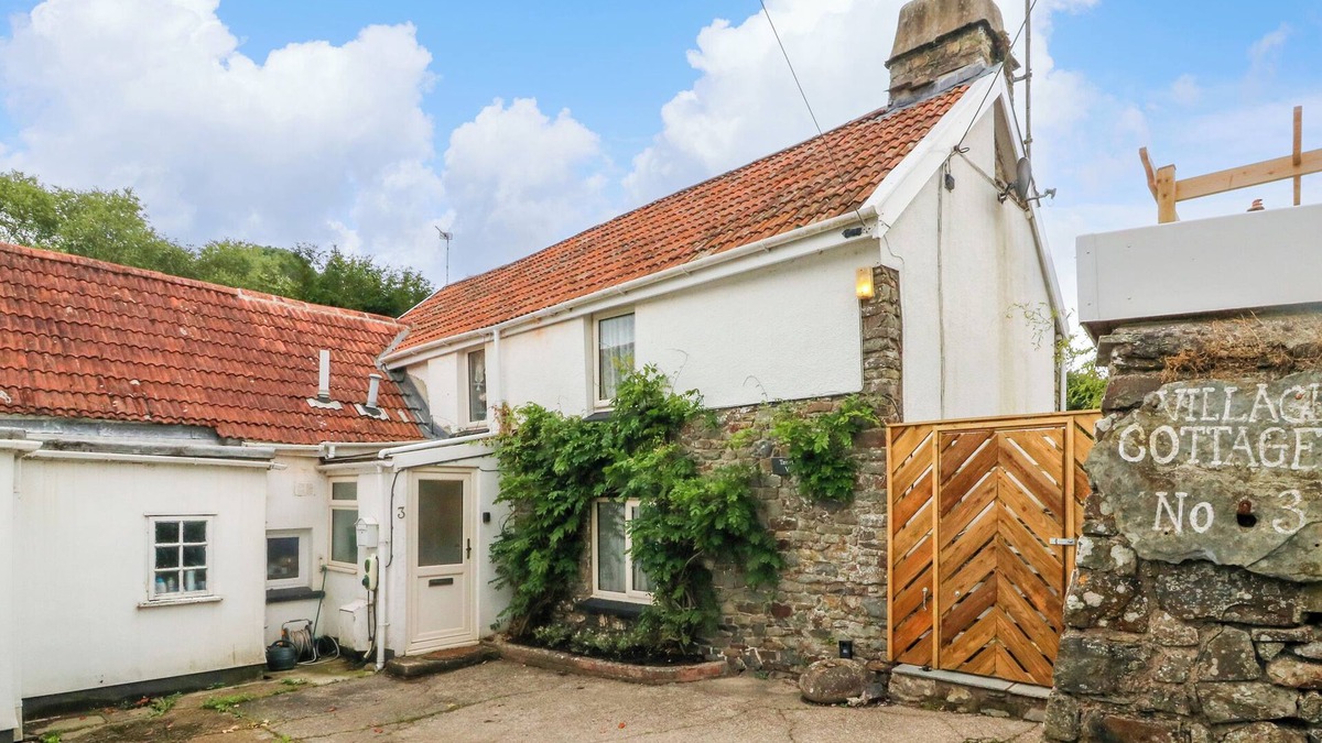 Bishops Tawton Cottage | TAWSTOCK VIEW, pet friendly, with open fire in Bishops Tawton