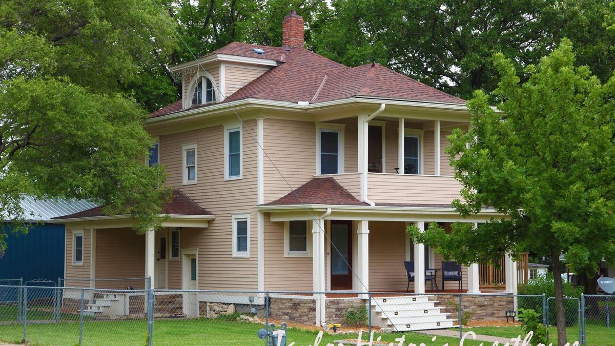 Cottonwood Falls House | Taylor Historic Guesthouse - Cottonwood Falls: Escape to a piece of history !
