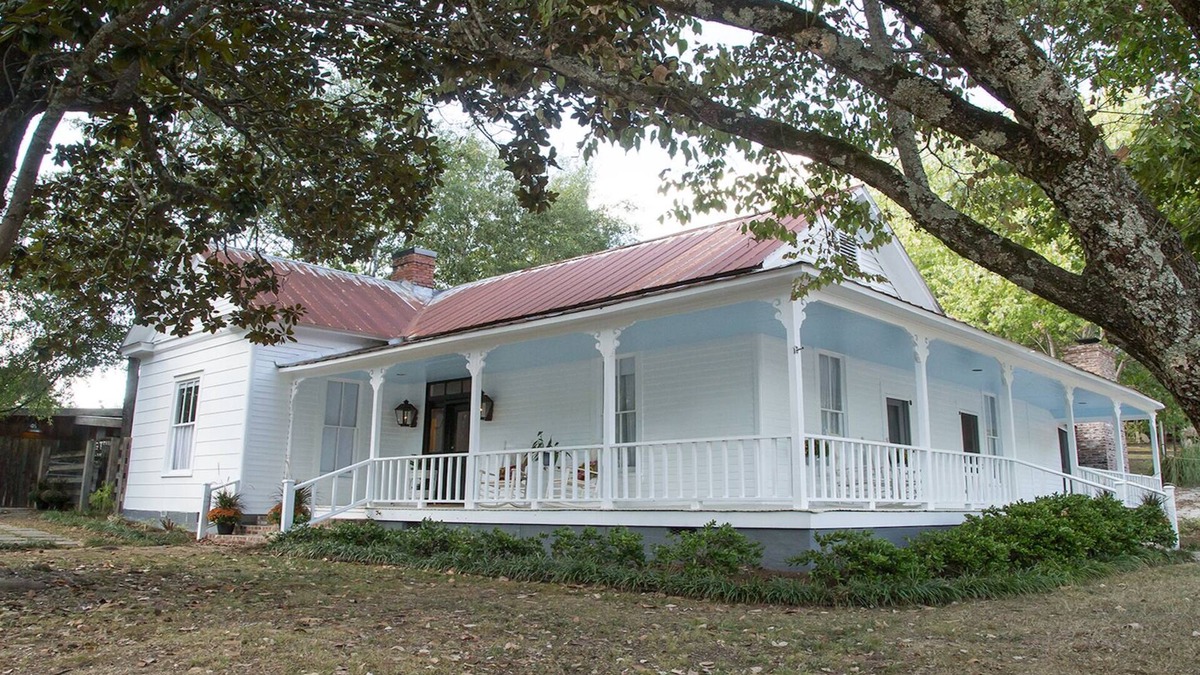 Taylor House | Taylor Inn - Private Rental of this Quaint Five Bedroom Country Inn