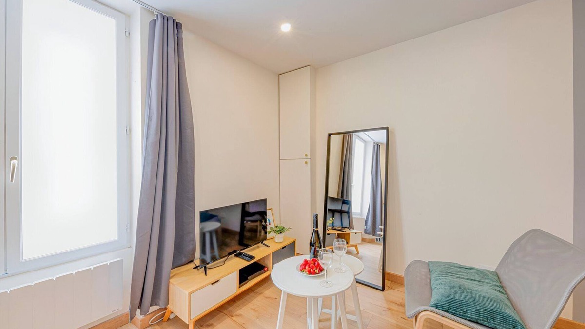 Quartier Sainte-Marguerite Apartment | TBS 206 - Contemporary and modern studio