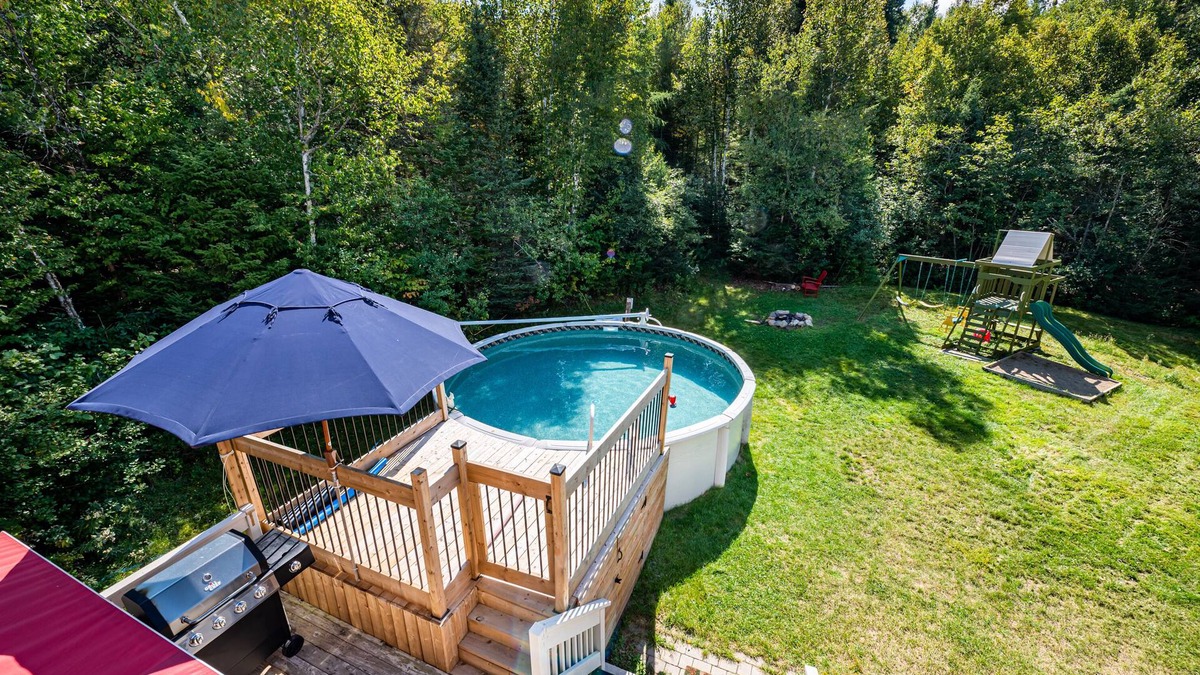 Sainte-Agathe-des-Monts Ski Chalet | tCOZY COTTAGE - MOUNTAIN VIEW - HEATED POOL - Long term stays only