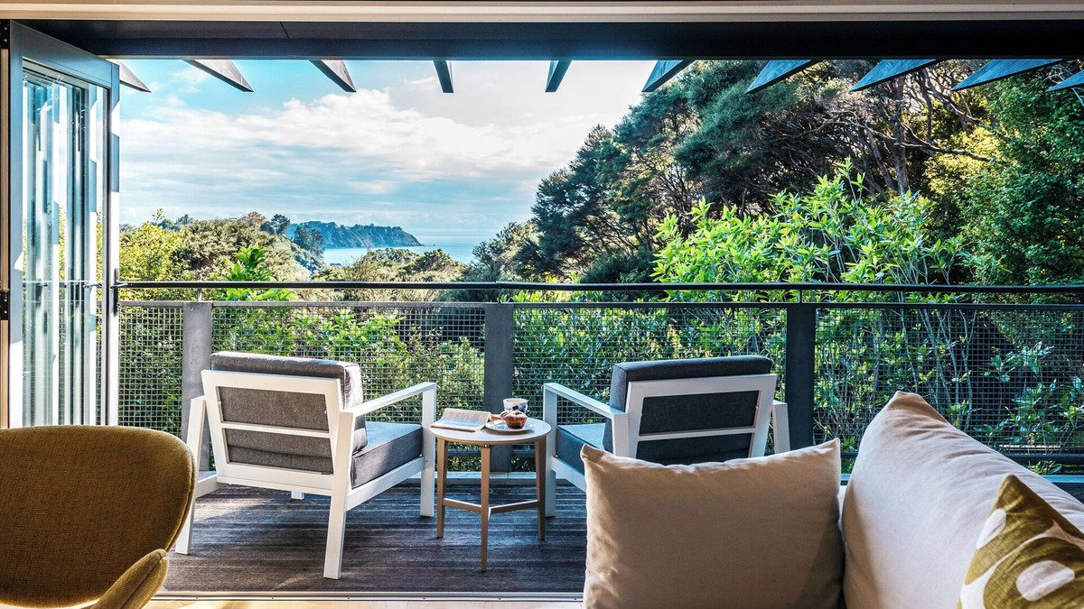 Onetangi House | TE KERERU - Architecturally designed retreat nestled in native bush