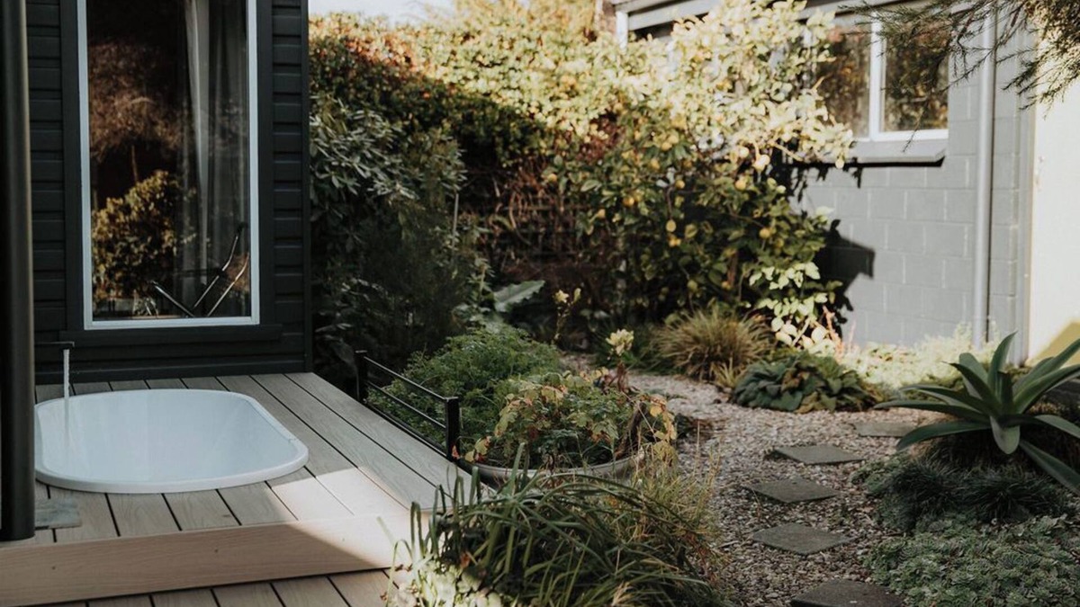 Bicheno House | Tea Tree on Tasman - Central, Serene & Garden-Filled