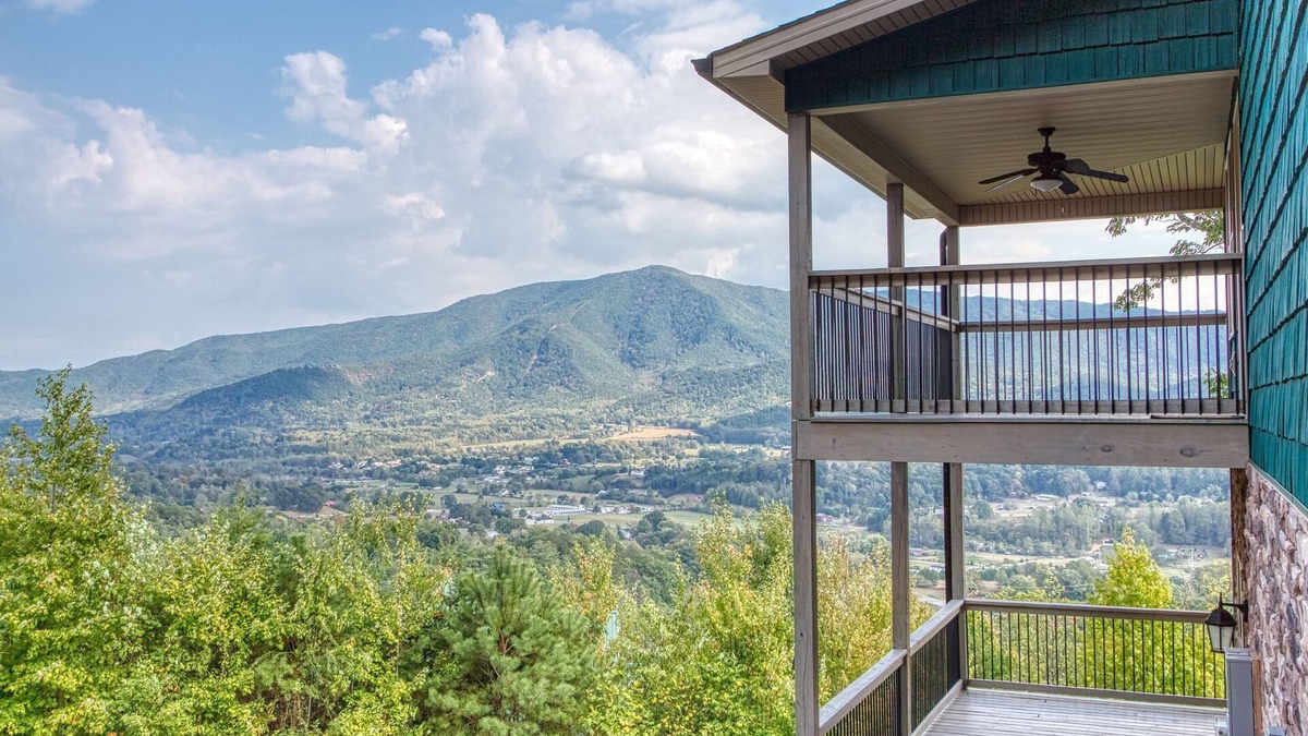 Wears Valley Cabin | Teaberry Vista - Indescribable view, spacious retreat, 6 minutes to GSMNP