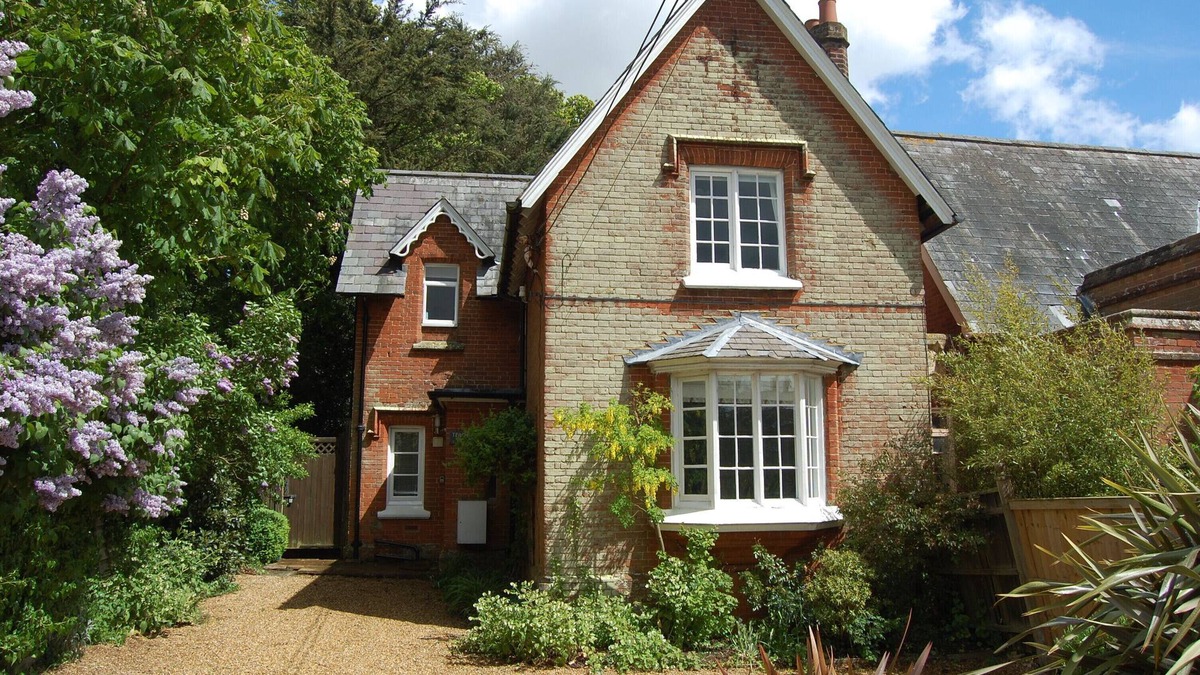 Martlesham Heath Cottage | TEACHER'S HOUSE, ALDERTON, pet friendly, with a garden in Woodbridge