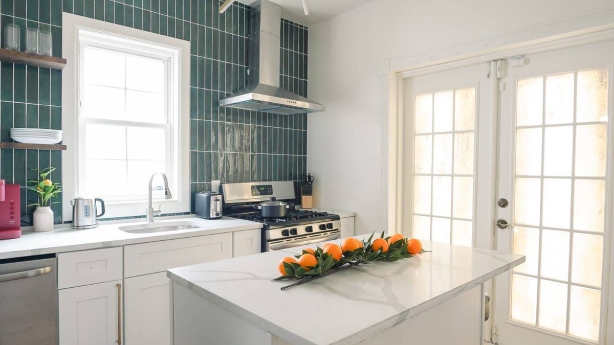 Elizabeth Apartment | Teal Lux: New 2-bedroom apartment in downtown Elizabeth with AC, WiFi