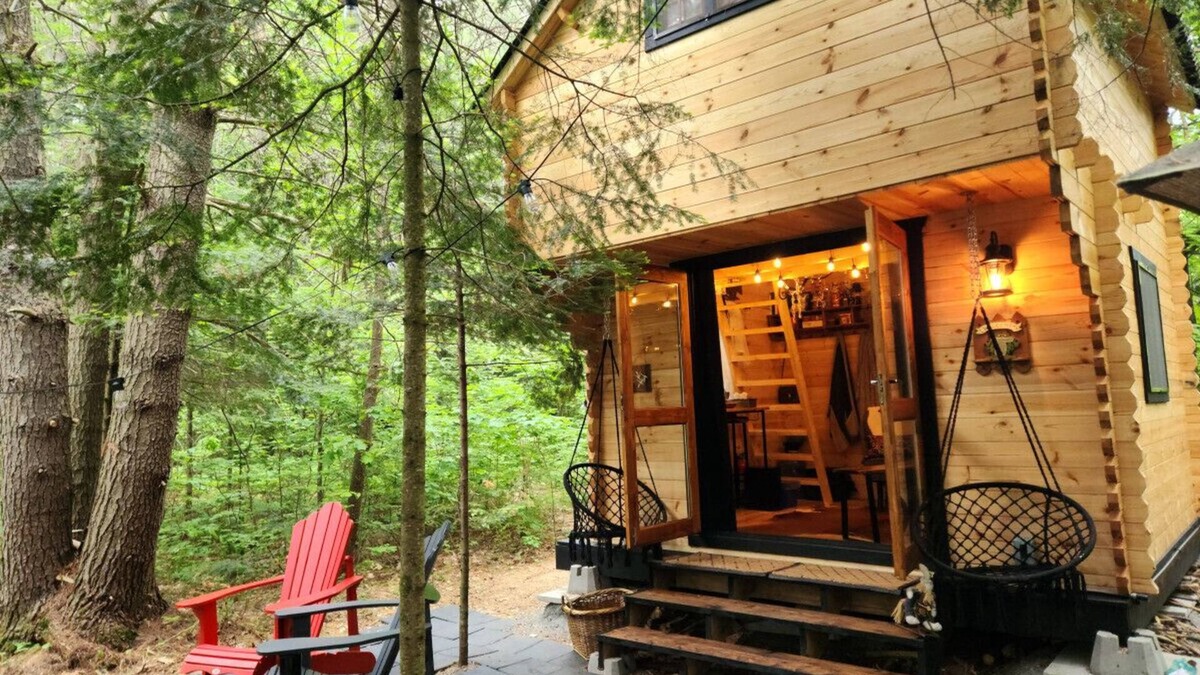Bracebridge House | Teremok Log Cabin & Cedar Hot Tub & Sauna on Wood