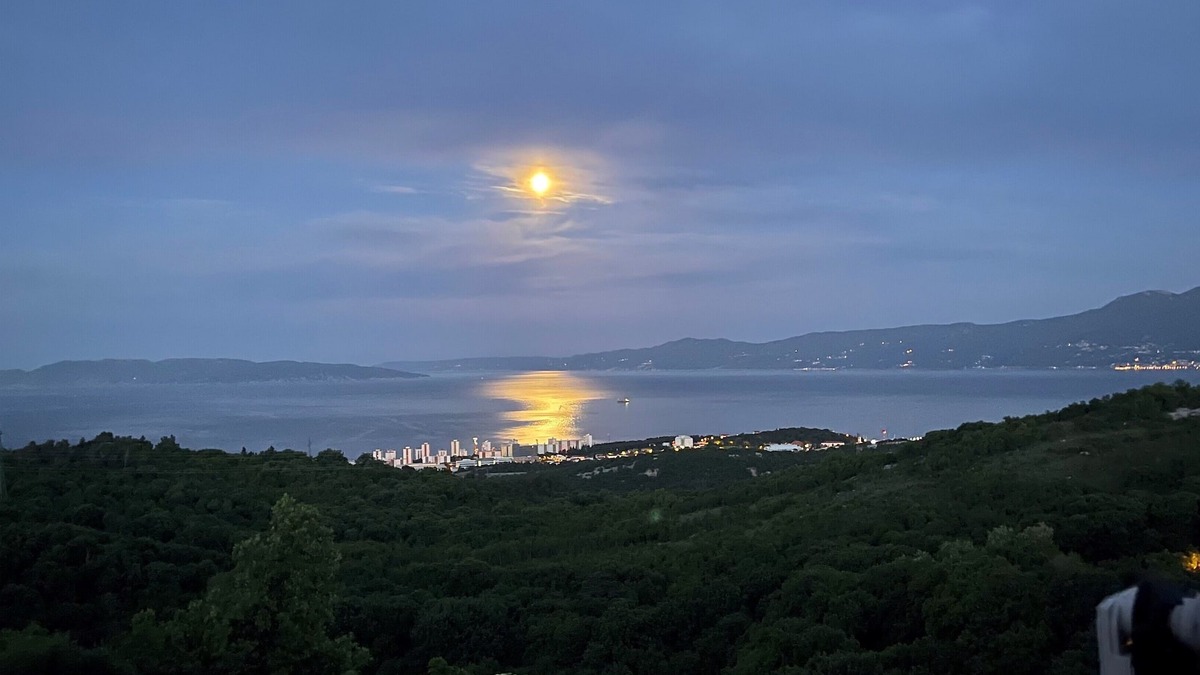 Buzdohanj Apartment | Terra Magica Deluxe Apartment OR Room with Private Parking, Terrace and Sea View