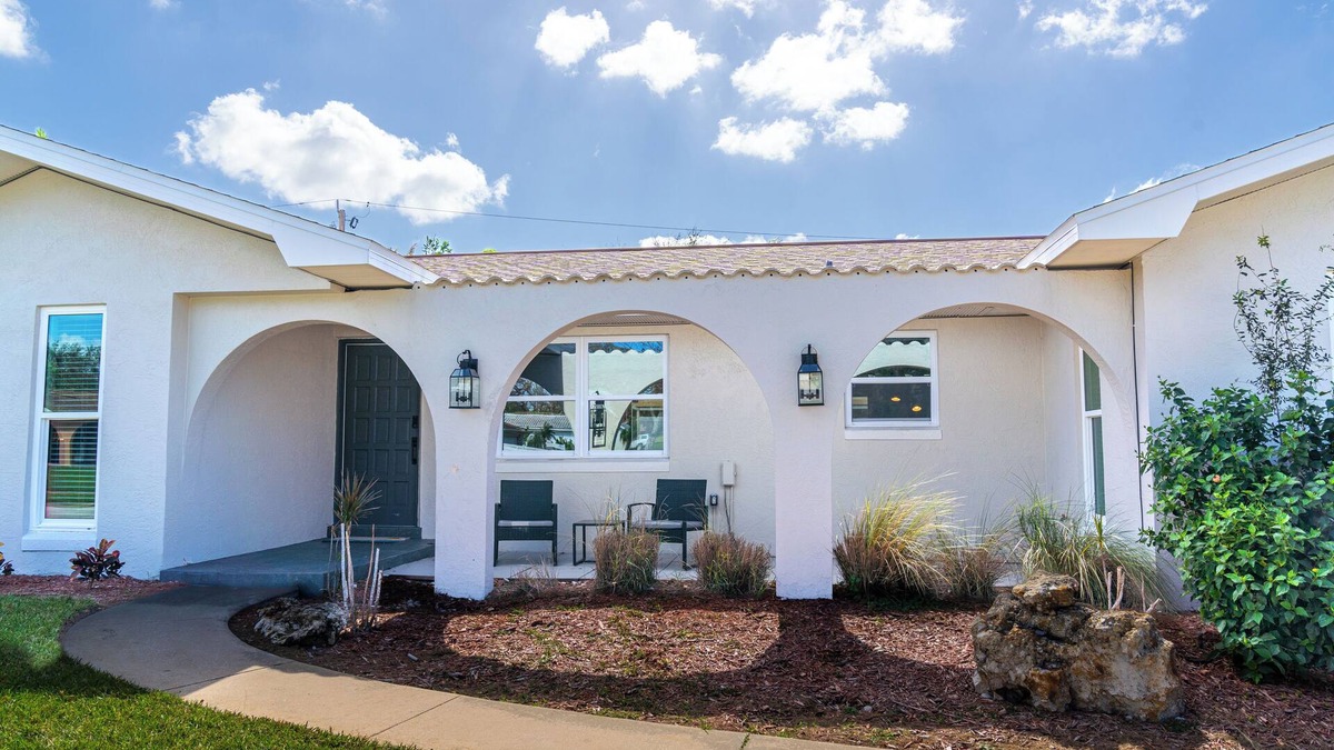 Largo House | Terrace Haven- 1 mile to beaches