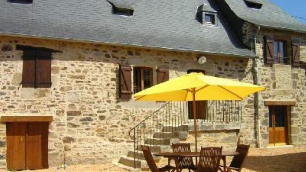Terrasson-la-Villedieu Cottage | Terrasson: Set in the countryside in the heart of the so-called Périgord Noir (Black Perigord), an old farmhouse next to woodland, which sleeps up to 7 people.