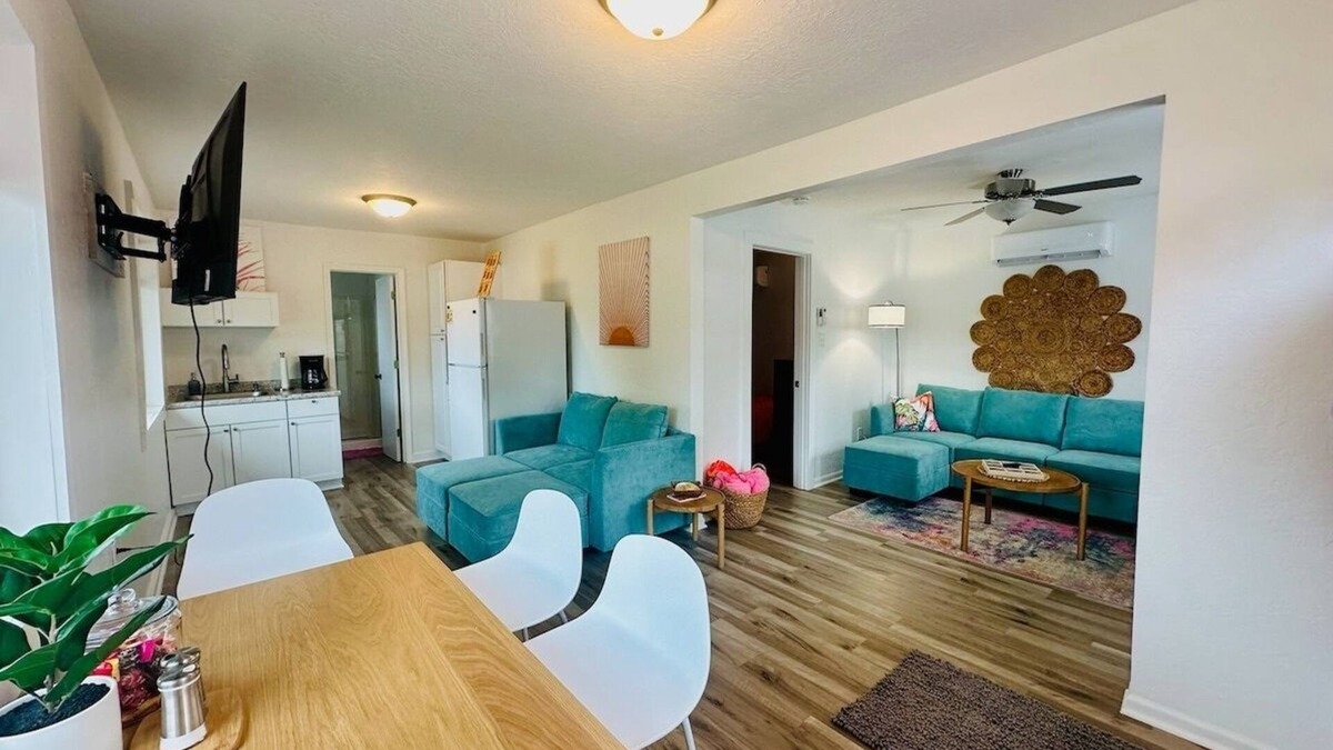 Sunrise Beach House | Terrific lake view! On the shoreline.