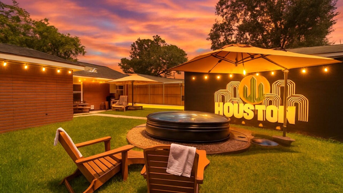 Westbury House | Texan Backyard Vibes l Cowboy Pool & BBQ l Pet-Friendly