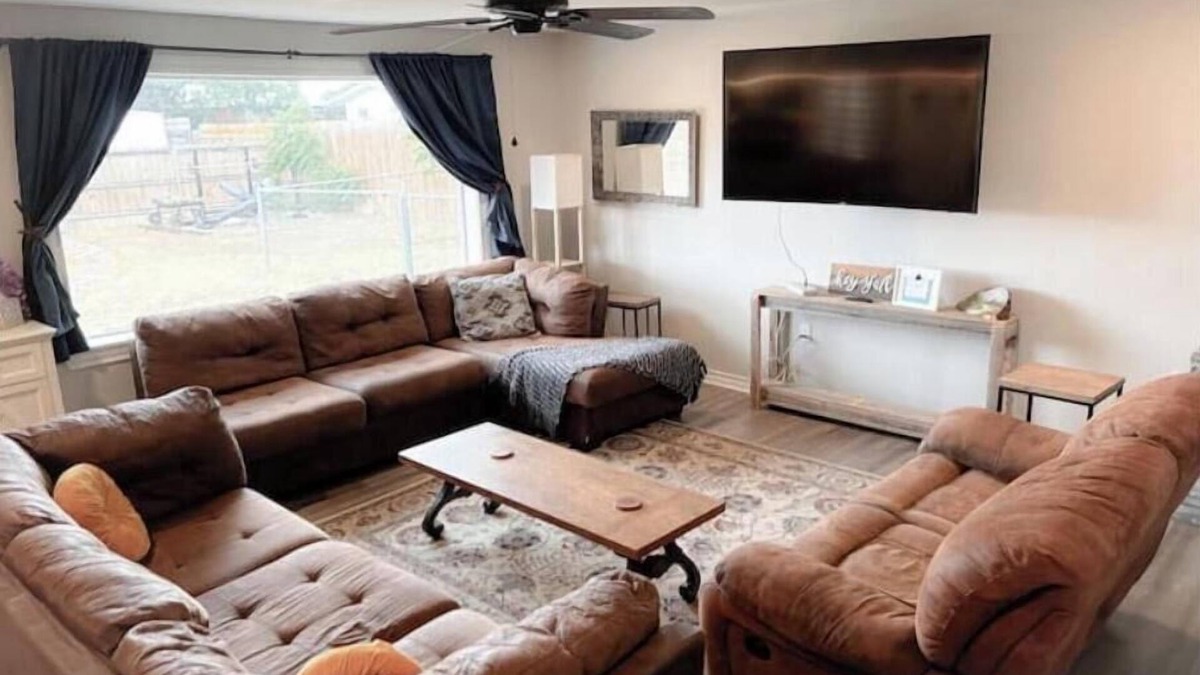 Big Spring House | Texan delight- 6 bed house/large yard/streaming!