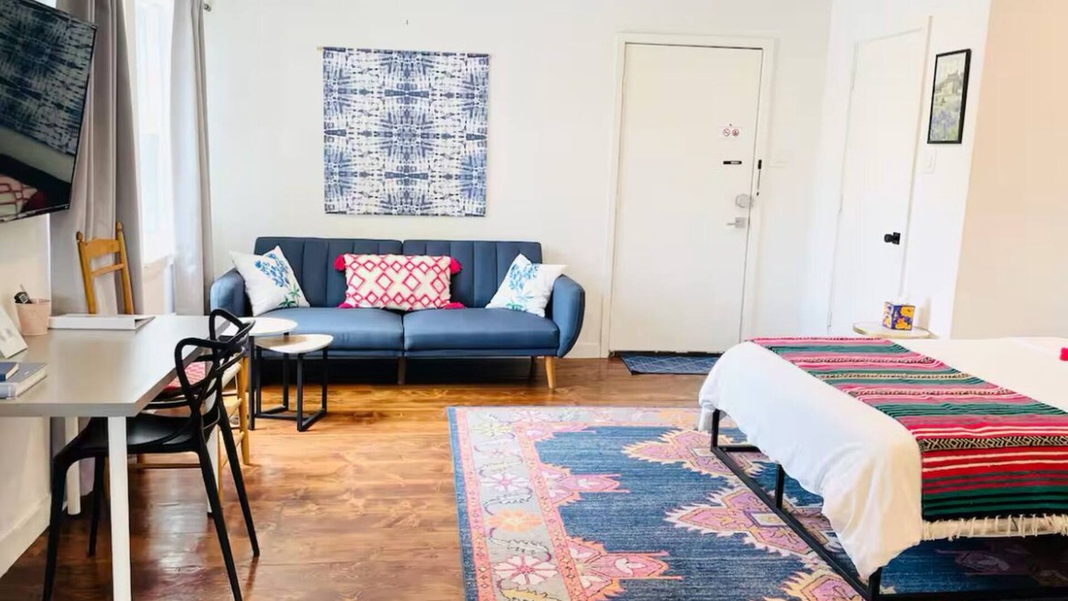 Hyde Park Apartment | Texas Bluebonnet Décor Walkable Montrose Studio 14 Centralize Suite Studio!