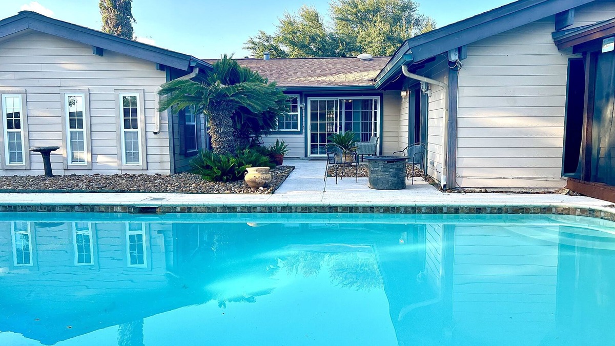West San Antonio House | Texas Charming 4 bed with pool/Hottub by Lackland