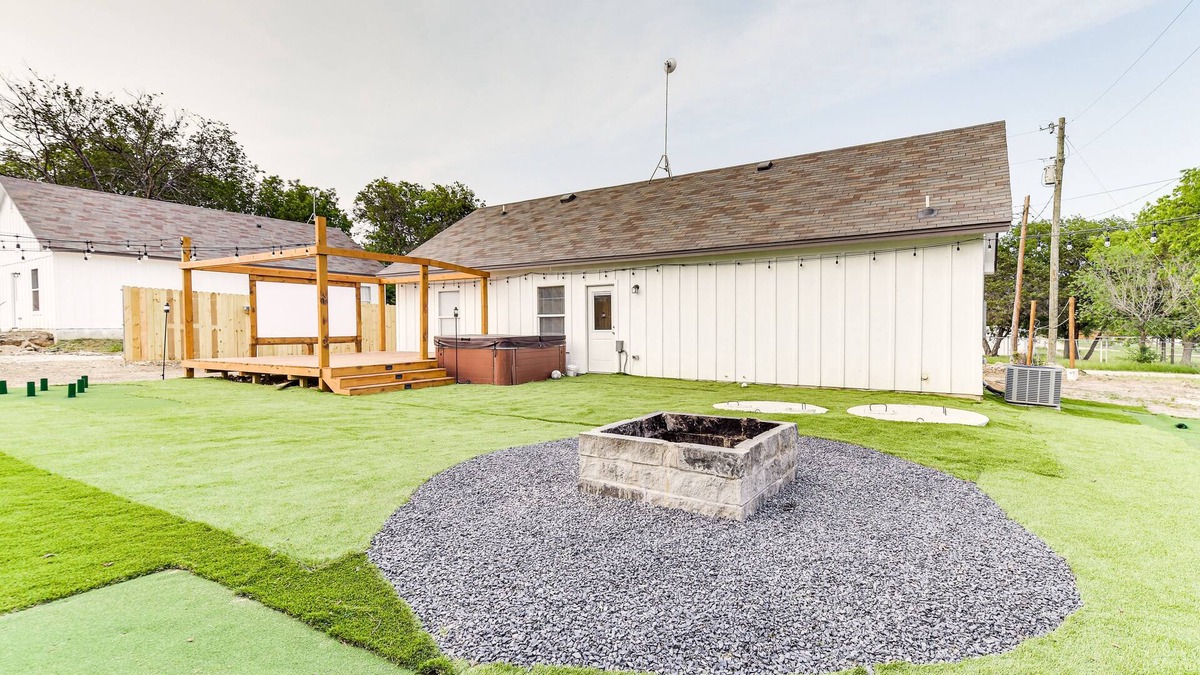 Lake Whitney House | Texas Family Home w/Hot Tub: 1 Mi to Lake Whitney