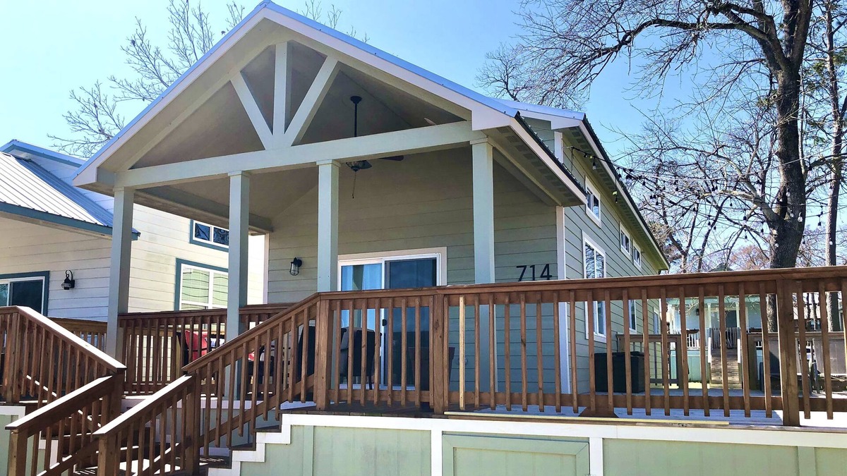 Willis Cottage | Texas Renaissance Festival! Lake Front Conroe 3 BR Condo with massive porch!
