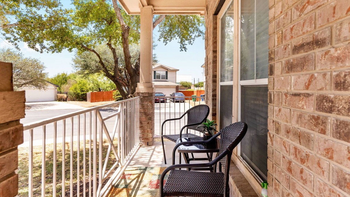 West San Antonio House | Texas Two Step - welcoming getaway at the steps of Sea World, near BMT!