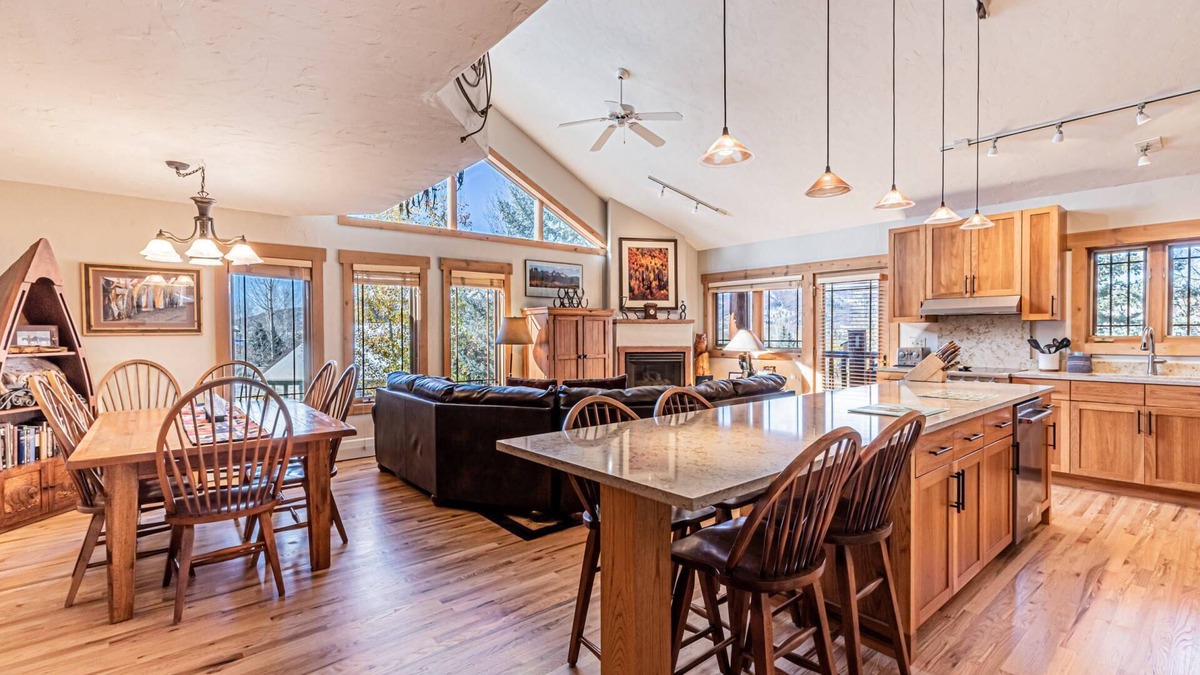 Steamboat Springs House | TH w/NEW Private Hot Tub/Amazing Views-Easy Access to Ski/Town-Garage-Fireplace-W/D in Unit-Grill