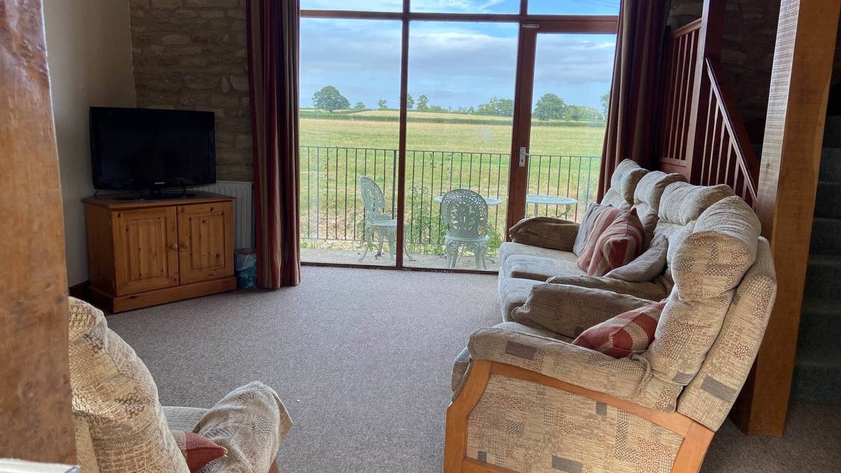 Cirencester House | Thames Cottage, Old Mill Farm, Cotswold Water Park