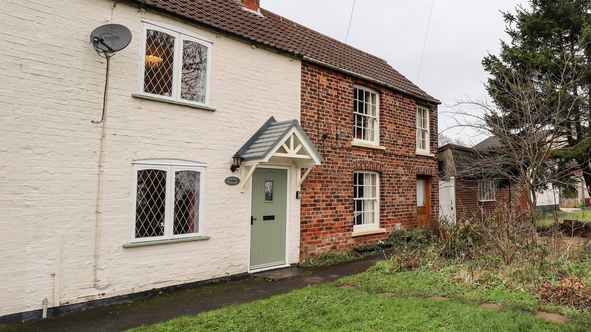 Roos Cottage | THAMES COTTAGE, pet friendly, character holiday cottage in Roos