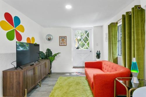 Seminole Heights Apartment | That 70’s Themed Apt Close to Coffee, Food + Shops