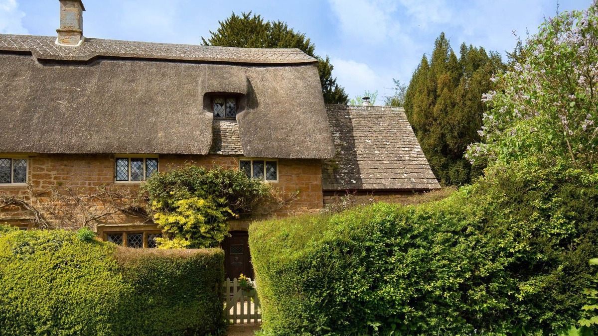 Great Tew Cottage | Thatch on the Green - Beautiful cottage near Soho Farmhouse. Pet friendly.