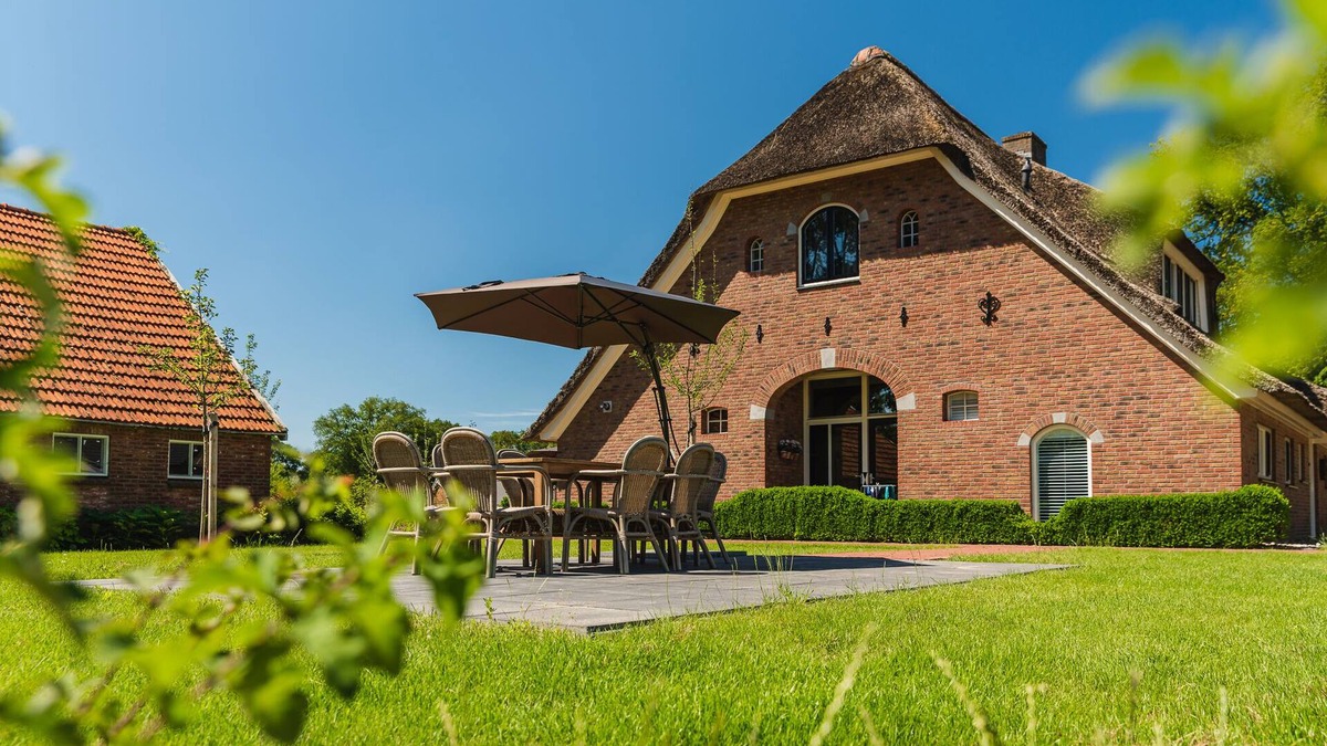 Notter Cabin | Thatched, luxurious and spacious holiday farmhouse