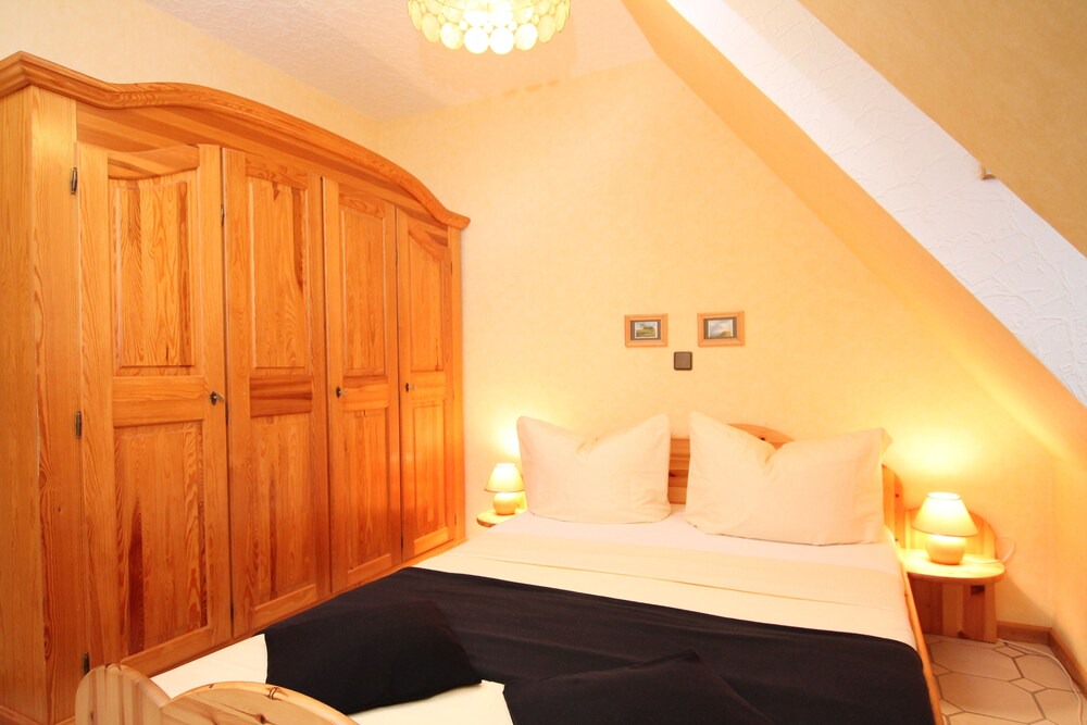 Busumer Deichhausen Apartment | Thatched Seeschlößchen, home cliff gull, only 200m to the beach, WiFi
