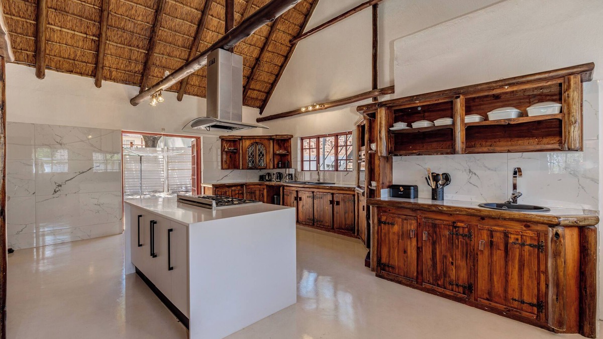 Greater Johannesburg Metropolitan Area Villa | Thatched Villa in a Guesthousenn