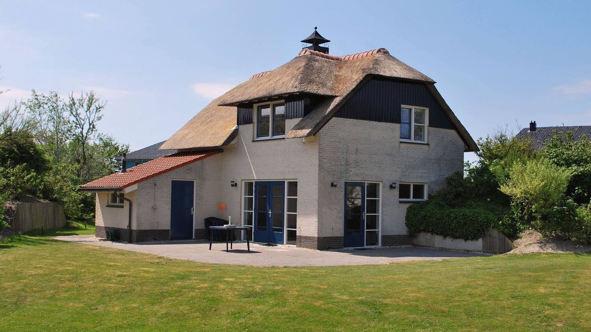 Makkum Villa | Thatched villa with bath in a holiday park