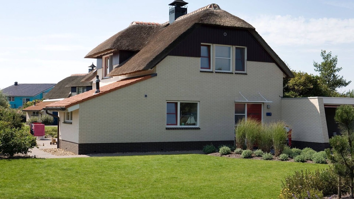 Makkum Villa | Thatched villa with whirlpool in a holiday park on the IJsselmeer