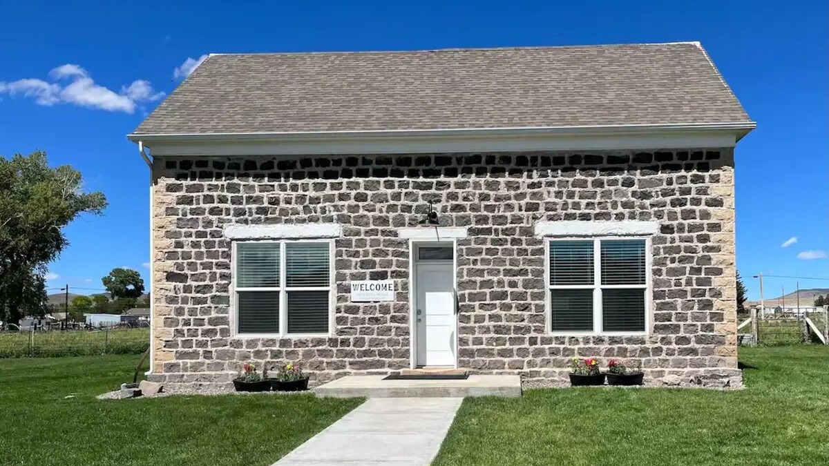 Loa House | The 1898 Rock House